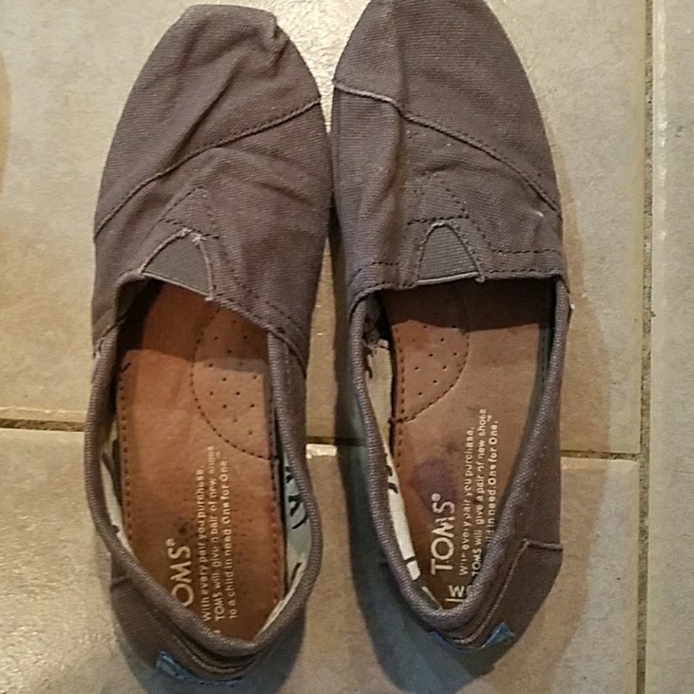 Tom's ladies slip ons. Could fit kids too